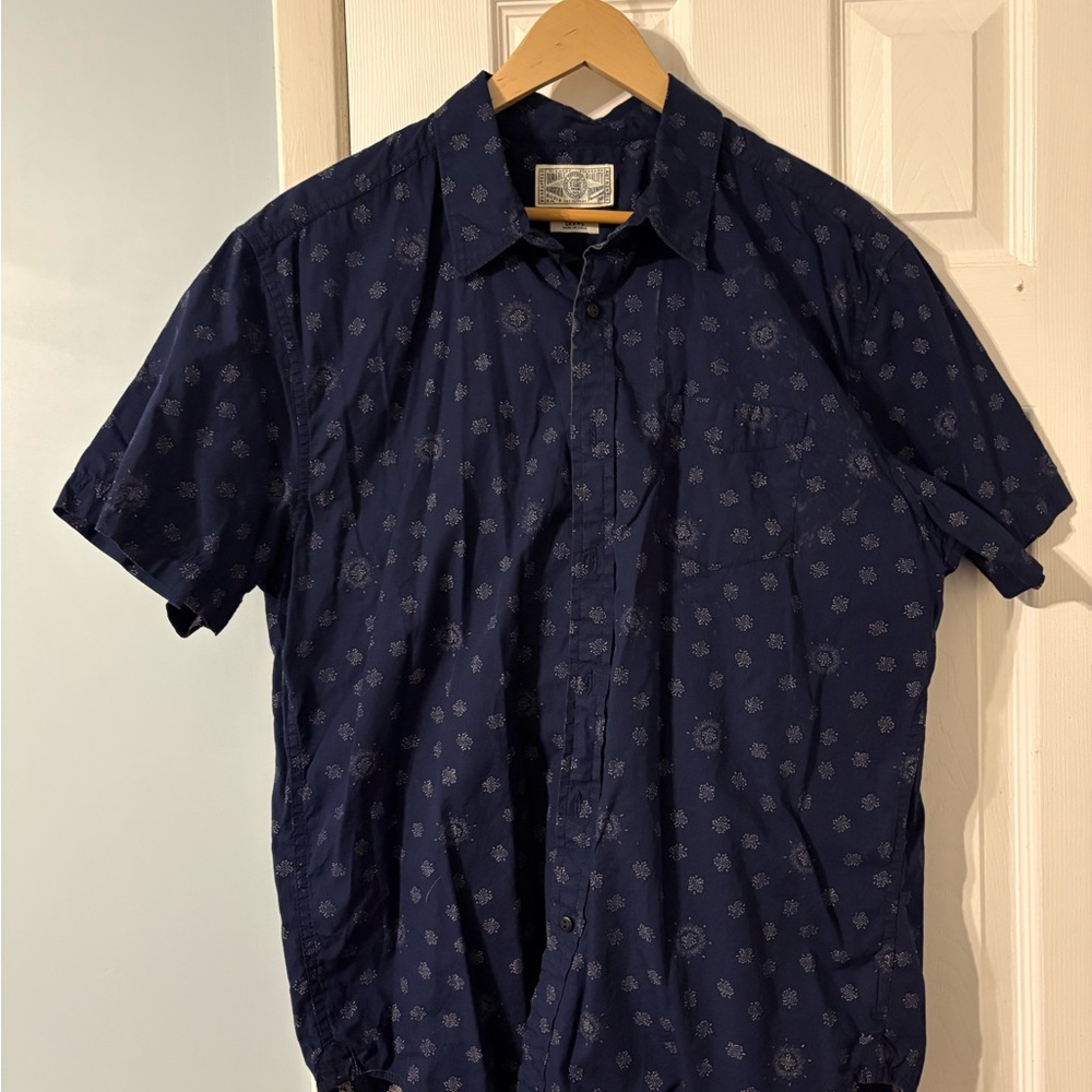 Lucky Brand NWOT men’s button down casual shirt. Chest pocket.